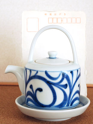 砥部焼　梅山窯　からくさの醤油さし(大)をはがきと比較して