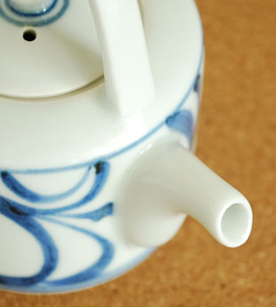 砥部焼　梅山窯　からくさの醤油さし(大)の注ぎ口