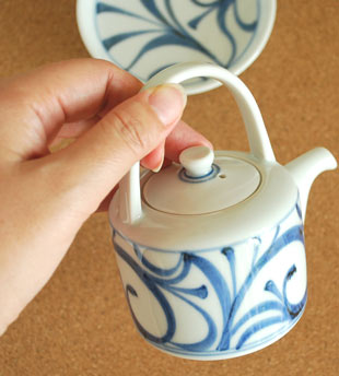 砥部焼　梅山窯　からくさの醤油さし(大)を手に持って