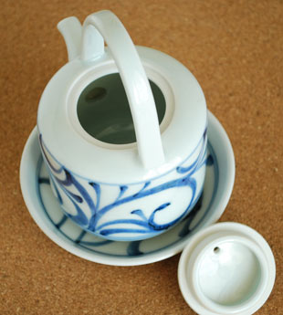 砥部焼　梅山窯　からくさの醤油さし(大)の蓋を取って