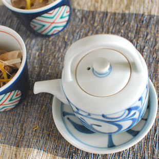 砥部焼　梅山窯　からくさの醤油さし(大)を上から見て