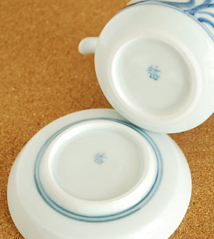 砥部焼　梅山窯　からくさの醤油さし(大)の裏