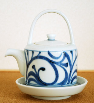 砥部焼　梅山窯　からくさの醤油さし(大)を横から見て