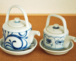 砥部焼　からくさの醤油さし(大)となずなの醤油さし(小)