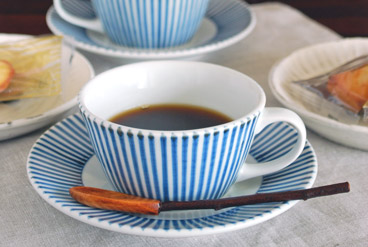 砥部焼　とくさ柄のティーカップにコーヒーを