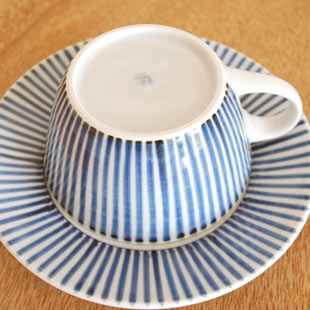 砥部焼・梅山窯　とくさ柄のティーカップを伏せて