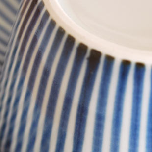 砥部焼・梅山窯　とくさ柄のティーカップの絵付け