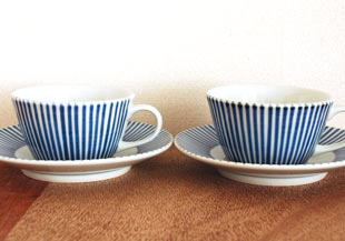 砥部焼・梅山窯　とくさ柄のティーカップを並べて