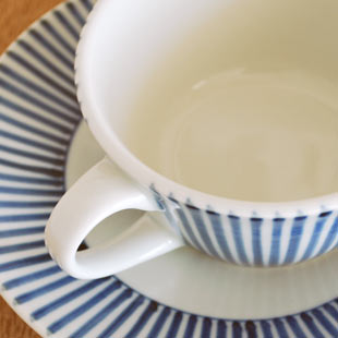 砥部焼・梅山窯　とくさ柄のティーカップの持ち手