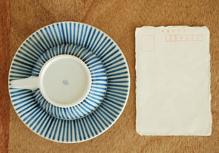 砥部焼・梅山窯　とくさ柄のティーカップをはがきと比較して