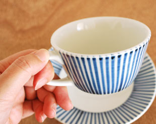 砥部焼・梅山窯　とくさ柄のティーカップを手に持って