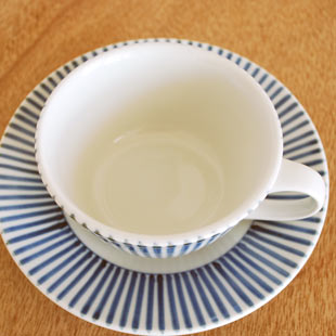 砥部焼・梅山窯　とくさ柄のティーカップを上から見て