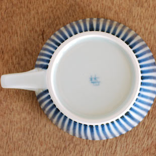 砥部焼・梅山窯　とくさ柄のティーカップの底