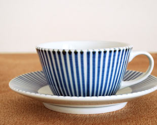 砥部焼・梅山窯　とくさ柄のティーカップを横から見て