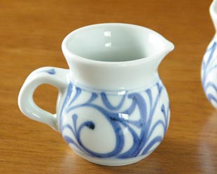 砥部焼・梅山窯　からくさの手付クリーマー