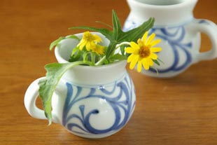 砥部焼・梅山窯　からくさの手付クリーマーに花を活けて
