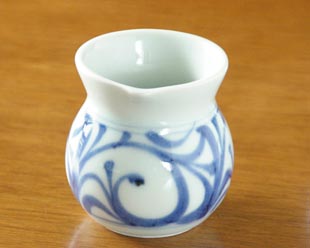砥部焼・梅山窯　からくさの手付クリーマーの注ぎ口