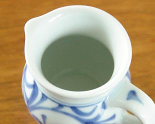 砥部焼・梅山窯　からくさの手付クリーマーを上から見て