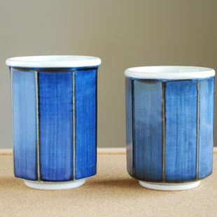 砥部焼・梅山窯　藍色の八角湯呑(小)と(中)