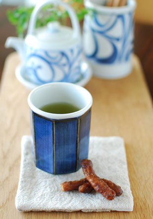 砥部焼・梅山窯　藍色の八角湯呑(小)に緑茶を