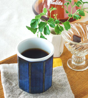 砥部焼・梅山窯　藍色の八角湯呑(小)にコーヒーを