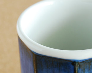 砥部焼・梅山窯　藍色の八角湯呑(小)の縁部分