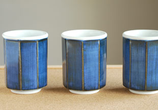 砥部焼・梅山窯　藍色の八角湯呑(小)を並べて