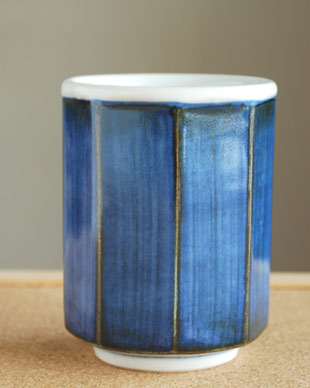 砥部焼・梅山窯　藍色の八角湯呑(小)を横から見て