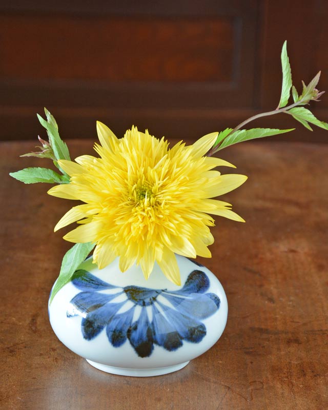 砥部焼・梅山窯　ごす菊の壺花入れに黄色の花を