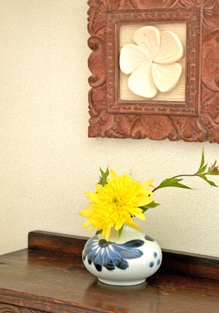 砥部焼・梅山窯　ごす菊の壺花入れに花を活けて