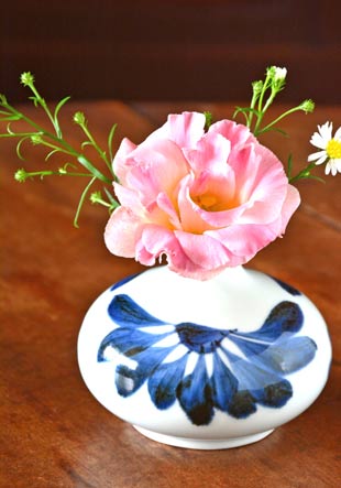 砥部焼・梅山窯　ごす菊の壺花入れに花を