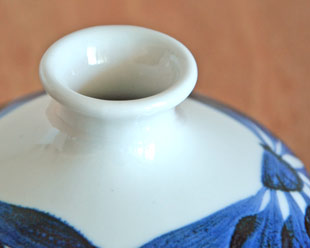 砥部焼・梅山窯　ごす菊の壺花入れの入れ口