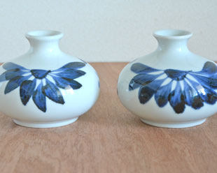 砥部焼・梅山窯　ごす菊の壺花入れを並べて