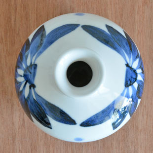 砥部焼・梅山窯　ごす菊の壺花入れを上から見て