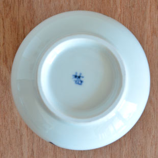 砥部焼・梅山窯　ごす菊の壺花入れの底面