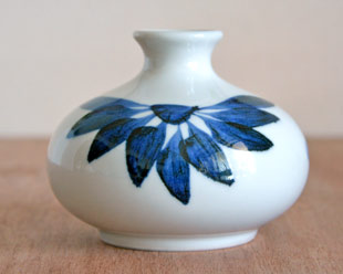 砥部焼・梅山窯　ごす菊の壺花入れを横から見て