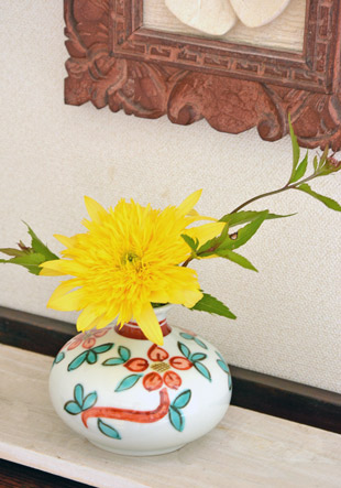 砥部焼・梅山窯　いろえ花の壺花入れに黄色の花を