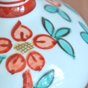 砥部焼・梅山窯　いろえ花の壺花入れの絵付け