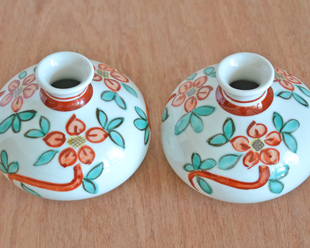 砥部焼・梅山窯　いろえ花の壺花入れを並べて