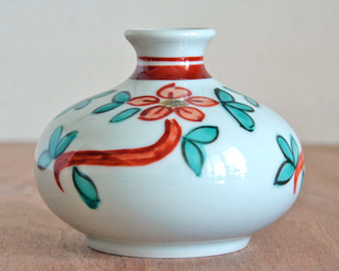 砥部焼・梅山窯　いろえ花の壺花入れを横から見て