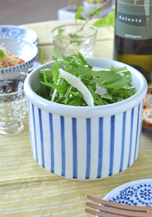 砥部焼・梅山窯　とくさ柄の筒鉢(5寸)にサラダを