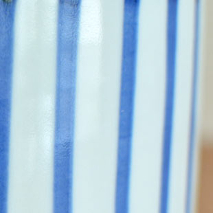 砥部焼・梅山窯　とくさ柄の筒鉢(5寸)の絵付け