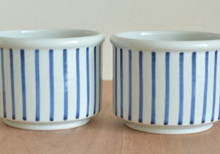 砥部焼・梅山窯　とくさ柄の筒鉢(5寸)を並べて