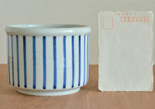 砥部焼・梅山窯　とくさ柄の筒鉢(5寸)をはがきと比較して