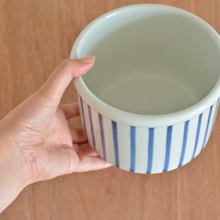 砥部焼・梅山窯　とくさ柄の筒鉢(5寸)を手に持って