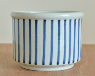 砥部焼・梅山窯　とくさ柄の筒鉢(5寸)を横から見て