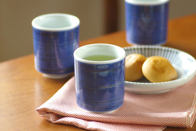 砥部焼・梅山窯　藍色の筒湯呑に緑茶を入れて