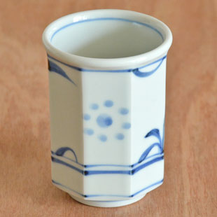 砥部焼・梅山窯　藍色の八角湯呑(小)を横から見て