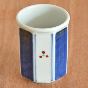 砥部焼・梅山窯　藍色の八角湯呑(小)を横から見て