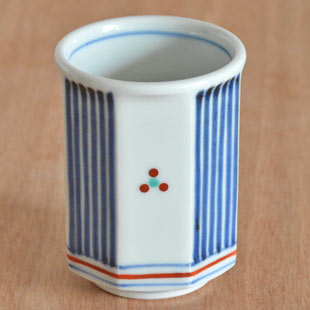 砥部焼・梅山窯 藍色の八角湯呑(小)を横から見て